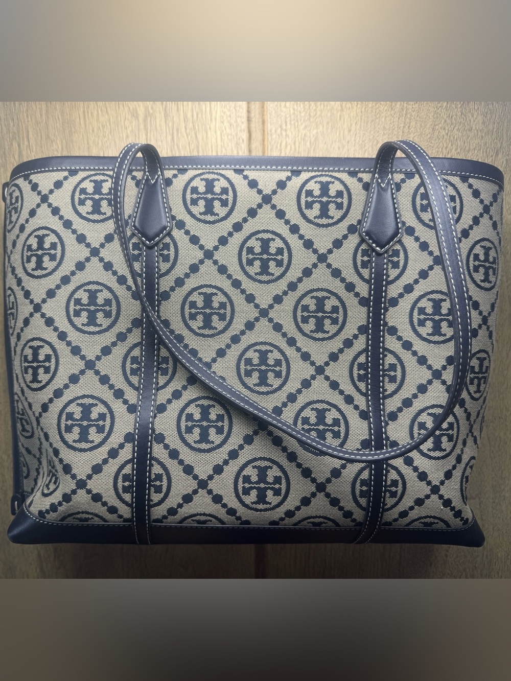 Tory Burch Luxury Tote Bag - Picture 2 of 11
